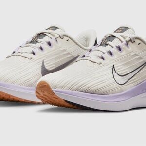 WOMEN'S NIKE AIR WINFLO style# DD8686-103 Size: 8.5